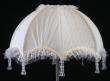 Dôme parapluie style victorien.
Dentelle et mousseline.
Pampilles perles.