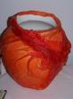Vase drapé de soie orange