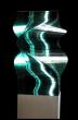 sculpture en plaques de verre superposées renfermant un tube en fibre de lumière - haut. 40 cm env. ; larg :  .28,5 cm de côté