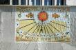 cadran solaire à Prunières 05, un rideau d'eau coule devant le cadran solaire ; format 75 x 100 cm