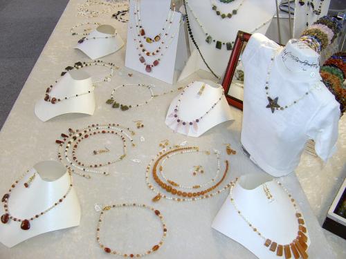 Bijoux Pierre Naturelle, Aventurine saumon en 1er plan...