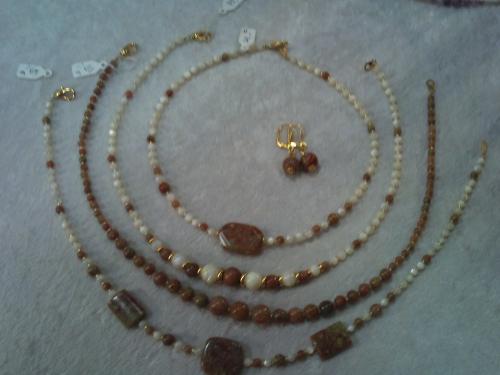 Ensemble divers modèles de Colliers en Pierre Naturelle Unakite, Boucles d'oreilles, Braclets assortis.