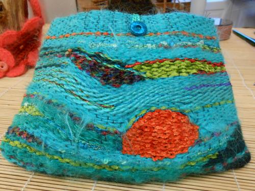 Les minaudières: pour les tissées main, une petite surface de tissu est tissée selon la technique d'une tapisserie haute lisse et reste une pièce unique. Ou réalisées en soie, tissus de tapissier, imprimés multiples, façonnées de cuir, finies de galons anciens en soie ou métal, incrustées de pièces travaillées à la main, fermées par des boutons brodés ou confectionnés en cuir, apporteront une note poétique à vos tenues vestimentaires.