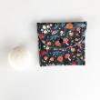 Pochette à savon en coton enduit imperméable. Se lave d'un simple coup d'éponge.