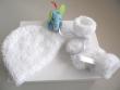 Duo bonnet et chaussons vêtement bébé en tricot laine fait main, en vente sur ma boutique en ligne Bleu-blanc-Neige : https://www.alittlemarket.com/boutique/bleu_blanc_neige-158651.html