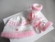 Duo bonnet et chaussons vêtement bébé en tricot laine fait main, en vente sur ma boutique en ligne Bleu-blanc-Neige : https://www.alittlemarket.com/boutique/bleu_blanc_neige-158651.html
