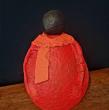 Bibi kô incarne la force silencieuse d’un esprit veilleur. sculpté à la main en papier mâché, ce personnage au corps rond rouge flamboyant et à la tête noire coiffée d’un col enrubanné semble tout droit sorti d’un monde symbolique. Il évoque un gardien immobile, porteur de mémoire ou de mystère.
Avec son allure minimaliste et tribale, Bibi Kô s’intègre comme un totem contemporain, apportant une touche artisanale et énigmatique à votre intérieur une pièce unique façonnée avec soin dans l’atelier Ayãm.

Descriptions: Papier mâché, acrylique.