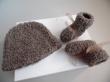 Duo bonnet et chaussons vêtement bébé en tricot laine fait main, en vente sur ma boutique en ligne Bleu-blanc-Neige : https://www.alittlemarket.com/boutique/bleu_blanc_neige-158651.html