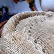 piquage de la garniture crin d'un fauteuil cabriolet, réfection traditionnelle dans le respect du style du fauteuil