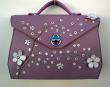 description:Sac à Main Pti Bakun, Cerises du Japon30x20x9 cm, veaux lilas-rose pleine Fleur ajouré de veau blanc nacré, un peu de nubuck cerise carriat