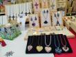 stand sur une foire des créateurs avec différents bijoux