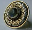 Bague en argent ciselé rehaussée d'une belle pierre naturelle. T 56. Prix 99