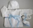 petite brassière à ruban bleu et son bonnet et ses chaussons, coloris blanc,  en vente sur ma boutique en ligne Bleu-Blanc-Neige 
https://www.alittlemarket.com/boutique/bleu_blanc_neige-158651.html