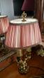 Rénovation d'une lampe Bouillotte surmontée d'un élégant abat-jour froncé, réalisé avec 2 soies : ivoire pour la doublure et rose dragée pour la jupe, et agrémenté, en son haut et en son bas, d'une lézarde blanche en crêpe de coton.