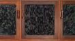 Marqueterie de plumes de queue de coq noir-bronze sur les portes de cette enfilade G-Plan vintage