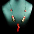 collier rouge noisetier corail : l'arbre devant l'océan