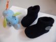 petits chaussons en laine coloris bleu, fermé par un bouton,  en vente sur ma boutique en ligne Bleu-Blanc-Neige
https://www.alittlemarket.com/boutique/bleu_blanc_neige-158651.html