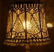 un abat-jour vitrail en macramé de coton blanc
