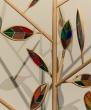 Rêverie sur le déracinement : sculpture vitrail et bois - Feuilles en vitrail réalisées par l'atelier Terre de Vitrail et structure bois par l'ébéniste Hubert Kerléo d'Inspiration Contemporaine. Détail.