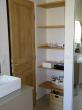 Aménagement niche salle de bain étagères chêne naturel vernis mat
