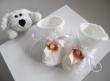 petits chaussons en laine coloris blanc, avec une fleur rose, et fermés par un ruban satiné blanc, en vente sur ma boutique en ligne Bleu-Blanc-Neige
https://www.alittlemarket.com/boutique/bleu_blanc_neige-158651.html