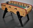 Le babyfoot S230 Sulpie en hêtre naturel,ruby. liseré ,mc rouge  tapis vert. Un classique de la fabrication charentaise, disponible en plusieurs combinaisons de couleurs.
