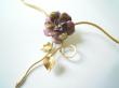 Collier avec fleur en émail grand feu sur cuivre, aec arabesques et petites feuilles.olaqué or