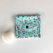 Pochette à savon en coton enduit imperméable. Se lave d'un simple coup d'éponge.