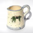 Ce pot à lait a le charme des objets miniatures. Sobre et d’inspiration provençale, il complètera à merveille votre table du petit déjeuner.