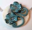 Pendentif fleurs bleues 