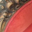 Chaises Louis XV recouvertes du tissu My Love @chivasso, détail de la moulure
