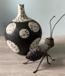 vase grès, fond noir et fourmis. Pièce unique

Toutes les fourmis sont peintes à main levée