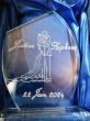 Un trophée en verre personnalisé par la gravure artisanale pour immortaliser votre mariage