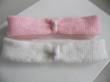 Duo de bandeaux bébé tricot laine fait main : un duo de bandeaux bébé, coloris rose et coloris blanc tricoté en laine Ciboulette de Bergère de France vendu à prix exceptionnel sur ma boutique  Bleu Blanc Neige 
https://www.alittlemarket.com/boutique/bleu_blanc_neige-158651.html 
