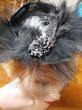 Détail du bibi - Plumes et volants de tulle