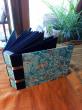 40 vues (20 pages) - format A5 - feuilles aquarelle noires 300g/m2 - 20 onglets insérés sur la tranche de chaque feuille pour prévoir l'épaisseur des photos en rappelant le motif marbré du papier - couvrures en liège ou toile, et papier marbré de l'artiste Fanny Schaeffer.