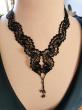 Collier long en dentelle de soie française noire et perles en hématite