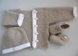 Vêtement bébé trousseau naissance : Vêtement bébé tricot laine fait main : trousseau de naissance comprenant une brassière, des chaussons et un bonnet rond, coloris beige avoine, en vente sur ma boutique en ligne Bleu Blanc Neige
https://www.alittlemarket.com/boutique/bleu_blanc_neige-158651.html