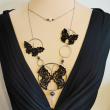 Collier Aux Trois Papillons
Dentelle de soie française noire, perles d'eau douce et perles en hématite, sur acier inoxydable