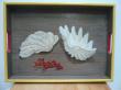 plateau rectangulaire, 31X43.
acrylique sur bois.
thème: coquillage (bénitier) et corail rouge.
2016