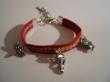 bracelet cuir avec des breloques