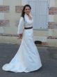 Robe de mariée sur mesure en 100% soie sauvage et boléro manche 3/4 en 100% soie sauvage.
L'Art du Fait Main Français, dans notre atelier.