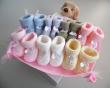 Semainier de chaussons filles, comprenant 7 paires de coloris différents vêtement bébé en tricot laine fait main, en vente sur ma boutique en ligne Bleu-blanc-Neige : https://www.alittlemarket.com/boutique/bleu_blanc_neige-158651.html
