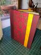 Tous les livres A5 ont une reliure classique à rubans et emboîtage - dos arrondi toile, liège ou simili cuir.
96 vues (48 pages) papier recyclé 100g/m2.