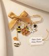 Cette broche abeille artisanale est une création unique, pensée comme un bijou poétique à offrir ou à s’offrir. Inspirée par la nature et l’art nouveau, elle associe dorures, fleurs et symboles tendres pour devenir bien plus qu’un simple accessoire : un véritable bijou femme empreint d’histoire et d’émotion.

Elle raconte l’histoire d’une grande abeille veillant sur la petite, guidant son vol à travers les fleurs et la lumière. Le miel doré garde la douceur des câlins, la marguerite blanche la tendresse des souvenirs partagés, sous la clé qui protège leur lien. Le cœur d’or murmure : « Maman, toi et moi, c’est pour toujours. »