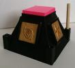 Pyramide PLA supportant crayons et stylos ainsi qu'un bloc stickers au sommet
décorée sur les faces de carrés de verre gravé et doré 22 carats