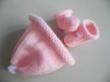 Duo bonnet et chaussons vêtement bébé en tricot laine fait main, en vente sur ma boutique en ligne Bleu-blanc-Neige : https://www.alittlemarket.com/boutique/bleu_blanc_neige-158651.html