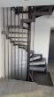 Escalier métallique hélicoïdal et lisses verticales 