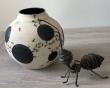 Petit vase en grès
Pièce unique

Toutes les fourmis sont peintes à main levée