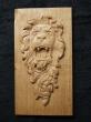 bas relief tête de lion. chêne.disponible